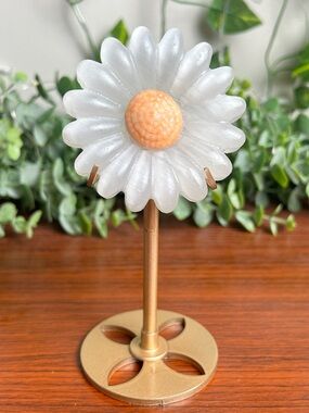 Satin Spar Daisy on stand